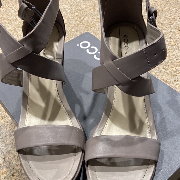 New in box Ecco sandals - Picture 3 of 6